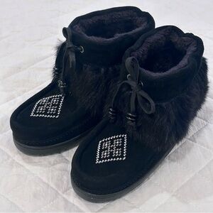 Manitobah Mukluks Solstice Black Suede Rabbit Fur Beaded Ankle Boots Women’s 6